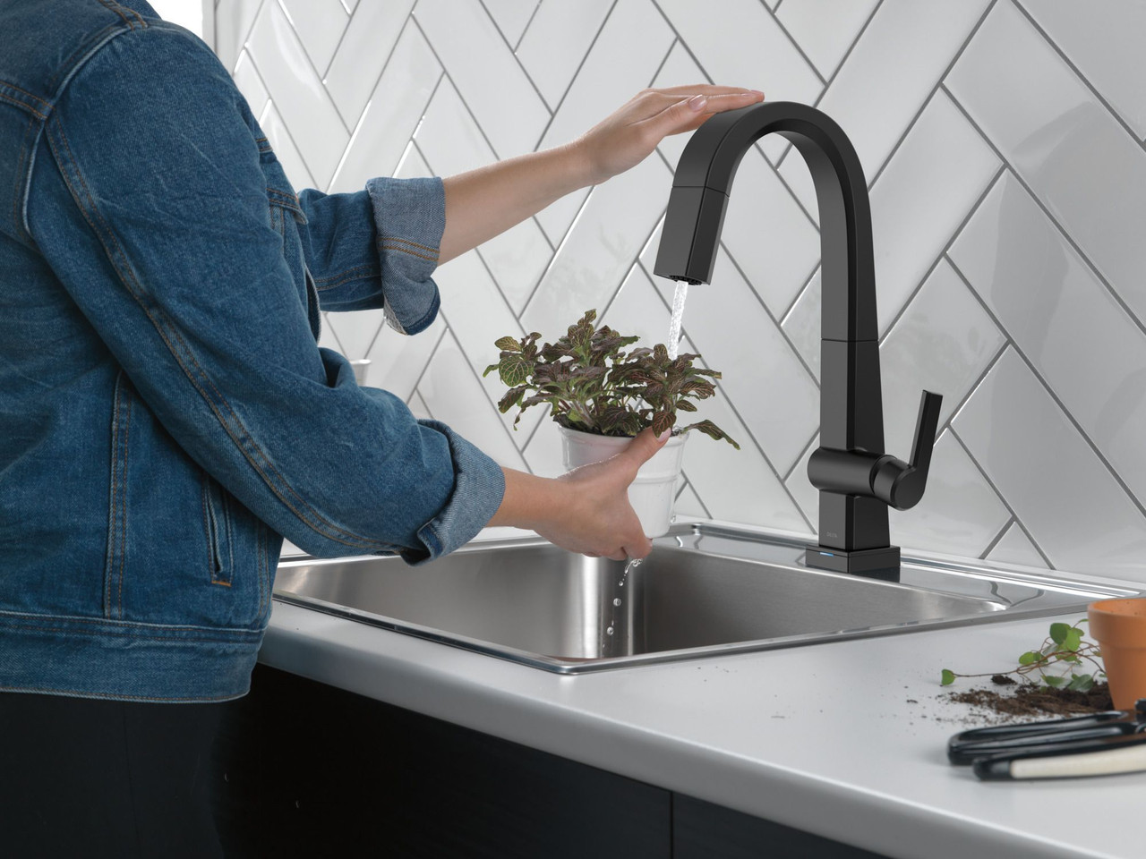 9993T-BL-DST Pivotal Single Handle Pull Down Bar or Prep Faucet with Touch2O Technology, Matte Black