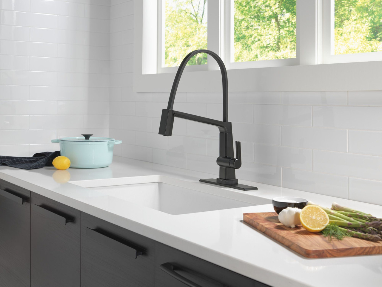 9693T-BL-DST Pivotal Single Handle Exposed Hose Kitchen Faucet with Touch2O Technology, Matte Black