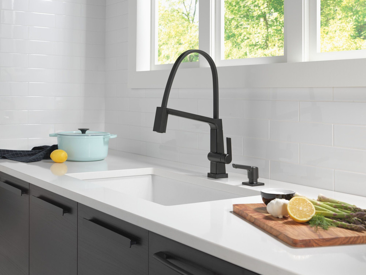 9693T-BL-DST Pivotal Single Handle Exposed Hose Kitchen Faucet with Touch2O Technology, Matte Black