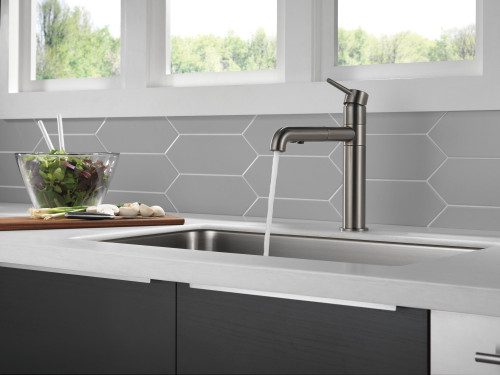 Delta 4159-KS-DST Trinsic Single Handle Pull Out Kitchen Faucet, Black Stainless