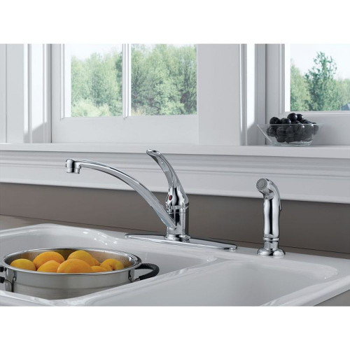 Single Handle Kitchen Faucet With Spray in Polished Chrome