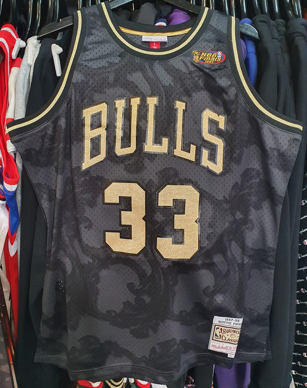 gold pippen jersey