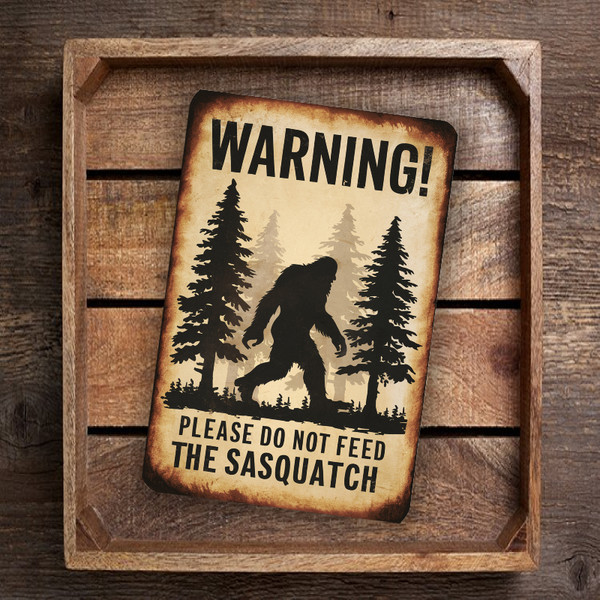 Rustic "Warning! Please Do Not Feed The Sasquatch" Sign - Vintage Style Bigfoot Decor With Weathered Look, 8"x 12"