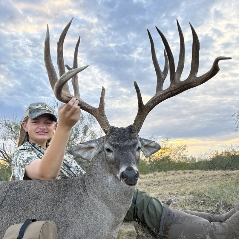 Kinley Knezek – Caza Youth Hunter