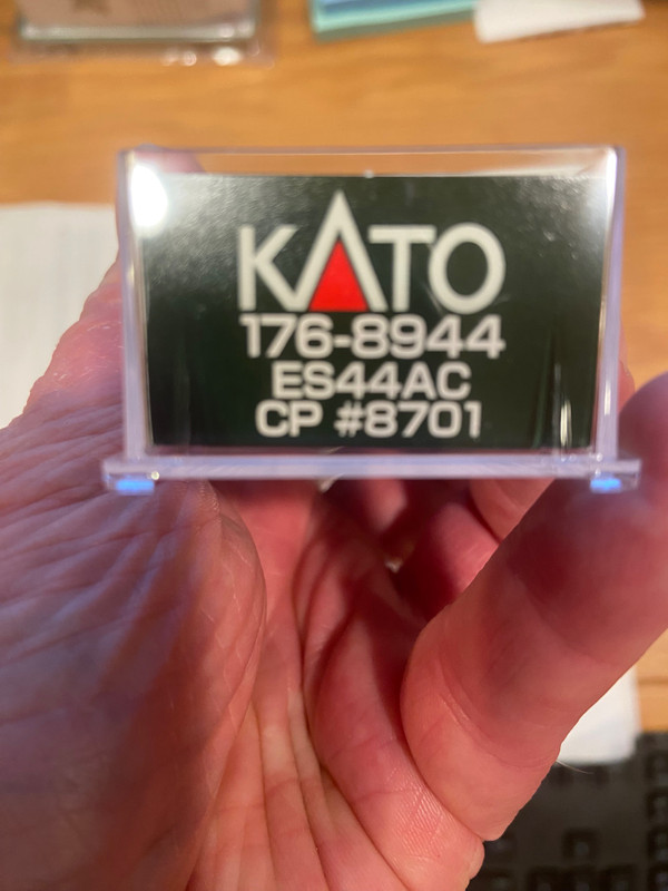 KATO 176-8944 ES44AC  CANADIAN PACIFIC  #8701 DC