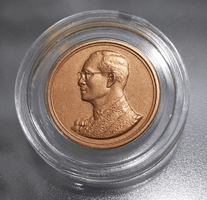Bronze coin, commemorative coin for the 60th anniversary of His Majesty's accession to the throne in 2006, with a case from the department.