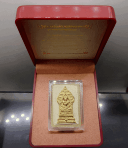 Two Kings' Eternal Buddha, the great Buddha of the land, powder material (white), gold dial, back with emblem, gold-plated alloy (two kings' initials), size 3.2 cm high, year 2009, with original box.