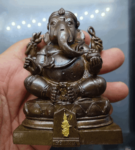 Ganesha statue in honor of the 50th anniversary of the Ministry of Public Health, made of bronze, Faculty of Archaeology, Silpakorn University, created in 2005.