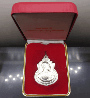 King Rama V commemorative coin for the 111th anniversary of Chulachomklao Royal Military Academy (JPR), silver, 2541 BE (1998 AD), with original box.