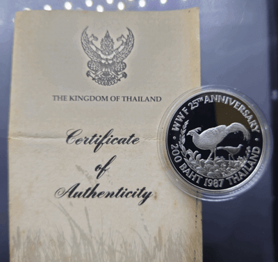 200 Baht polished silver commemorative coin, 25th Anniversary of the World Wildlife Fund, Pheasant design, 1987, with certificate. Excellent condition.