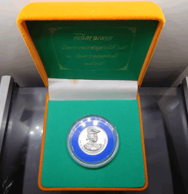 First edition silver commemorative coin for the construction of the Royal Monument at Phra Chulachomklao Fortress, minted in 1992, 2.7 cm in diameter, with original box, unused.