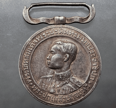 A commemorative medal decorated with a ribbon, commemorating the coronation ceremony of King Prajadhipok (Rama VII), 1925.