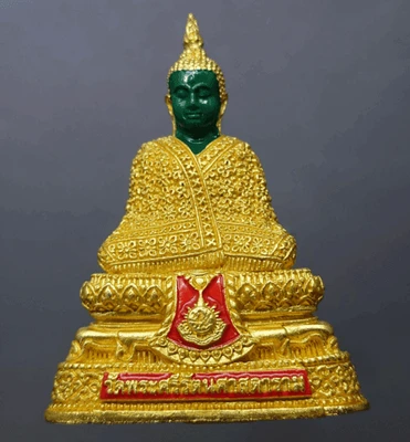 Emerald Buddha, winter style (height 6.3 cm), green-coated metal, gold-plated regalia, created by the Royal Household Bureau, consecrated at Wat Phra Sri Rattana Satsadaram in 2004, original seal, guaranteed authentic.