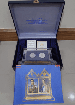 A set of commemorative coins celebrating the friendship between the Thai royal family and the British royal family (polished silver) 1996, with box, book, and certificate.