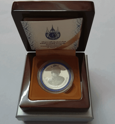 800 baht coin, polished silver, commemorative coin for the 80th birthday of Her Majesty Queen Sirikit, 2012, with box and certificate.