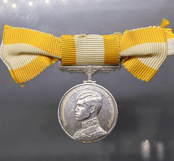A commemorative coin decorated with a ribbon, commemorating the coronation ceremony of the Crown Prince, 1972, female type