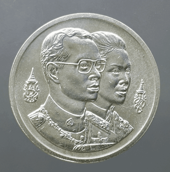 Phra Mahathat Chedi coin, King and Queen, silver, commemorative coin for the 60th birthday of Rama IX (made by the Royal Thai Air Force), 1987, with original box