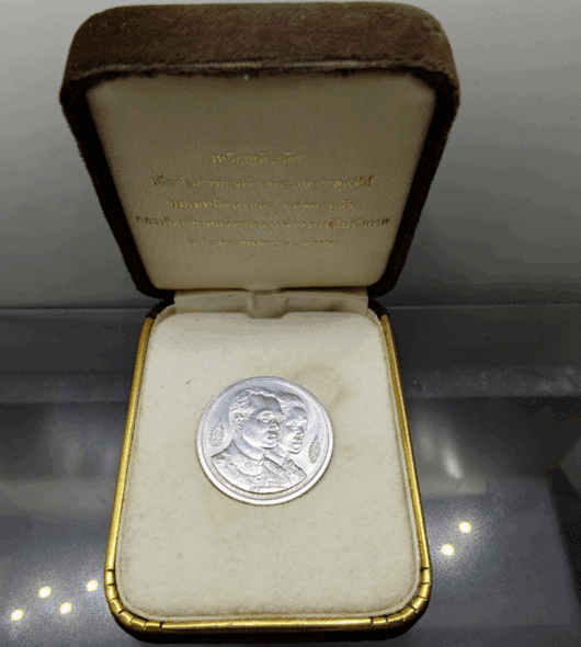 Phra Mahathat Chedi coin, King and Queen, silver, commemorative coin for the 60th birthday of Rama IX (made by the Royal Thai Air Force), 1987, with original box
