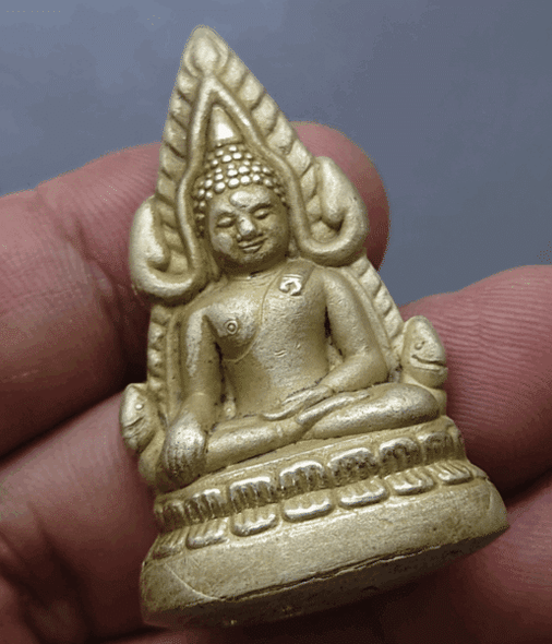 A replica of the Phra Phuttha Chinnarat amulet, "Ten Thousand Yantra" series, free-standing, with a bell inside, made of silver, large size, 4.5 cm tall, from Wat Suthat, B.E. 2548 (2005). Comes with the original box.