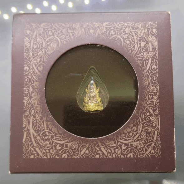Phra Phuttha Chinnarat amulet, three-metal alloy, small size, "Because This Land Is Our Birthplace" edition, 2005, in original case.