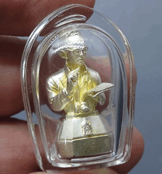 Silver figurine of His Majesty the King at work (1 inch size), "Yen Sira Phra Boribarn 80th Birthday Anniversary" edition, 2007, with original box.