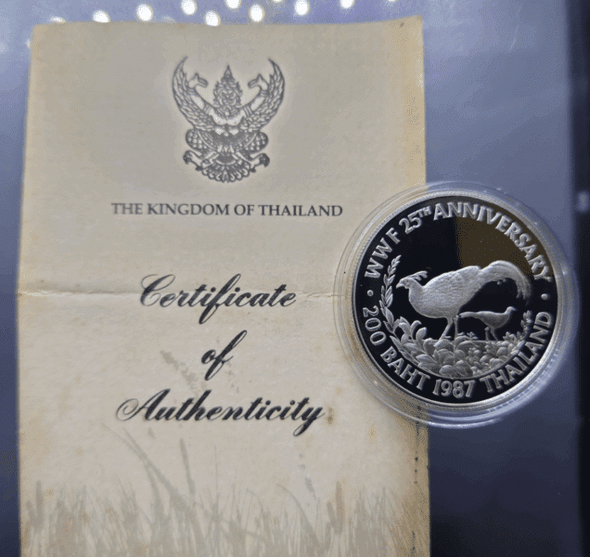 200 Baht polished silver commemorative coin, 25th Anniversary of the World Wildlife Fund, Pheasant design, 1987, with certificate. Excellent condition.