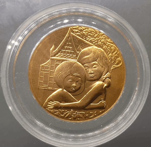 National Children's Day commemorative coin, 2017. Uncirculated. Comes with case.