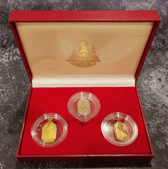 A set of three commemorative coins (silver, brass, copper) for the 5th cycle birthday anniversary of King Rama IX in 1987. Rare. Comes with a box.