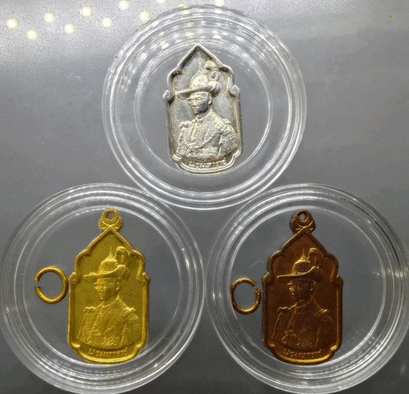 A set of three commemorative coins (silver, brass, copper) for the 5th cycle birthday anniversary of King Rama IX in 1987. Rare. Comes with a box.