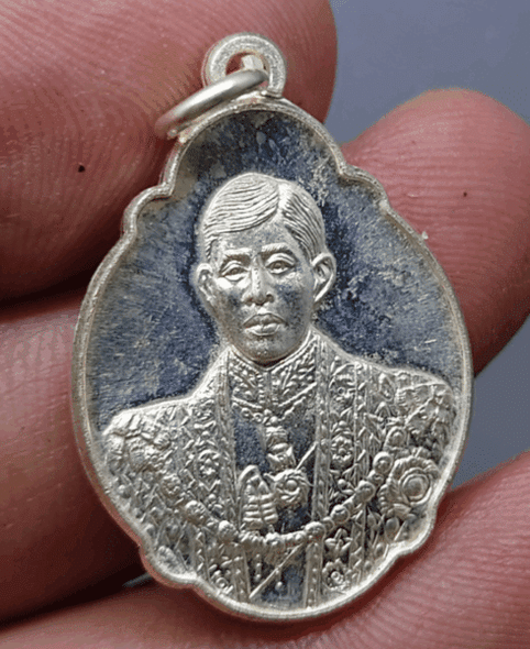 Commemorative coin of the 4th cycle of His Majesty King Rama X's birth, silver, 3 cm. high, year 2000