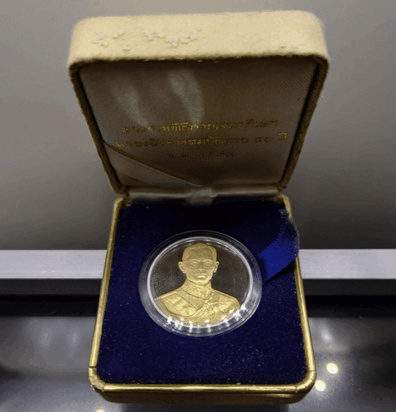 Cameo commemorative coin, polished silver, gold plated, Kanchanaphisek commemorative coin, size 26 mm, with original box, guaranteed authentic.