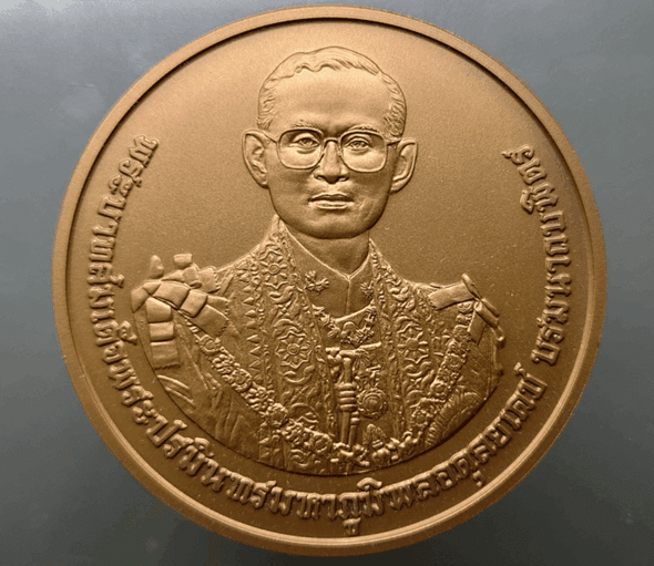 Blackened sandblasted copper coin, size 7 cm., commemorative of the royal cremation ceremony of King Rama IX, with box and certificate.