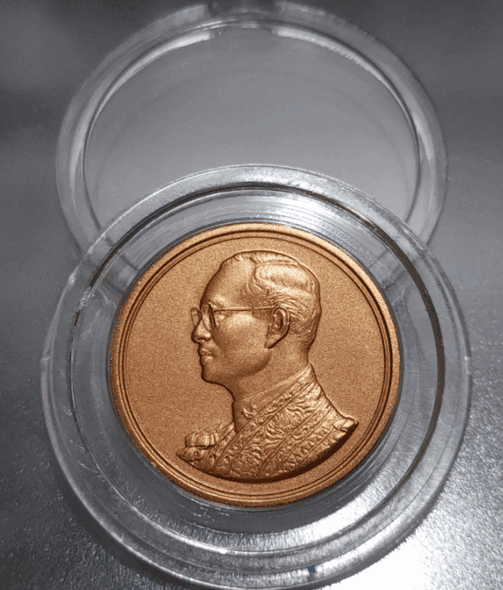 Bronze coin, commemorative coin for the 60th anniversary of His Majesty's accession to the throne in 2006, with a case from the department.