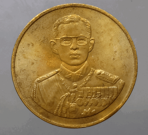 Bronze coin commemorating the construction of Rajaphibat Hospital, image of King Rama IX, back side B.P.R., size 3 cm, year 1996, original case
