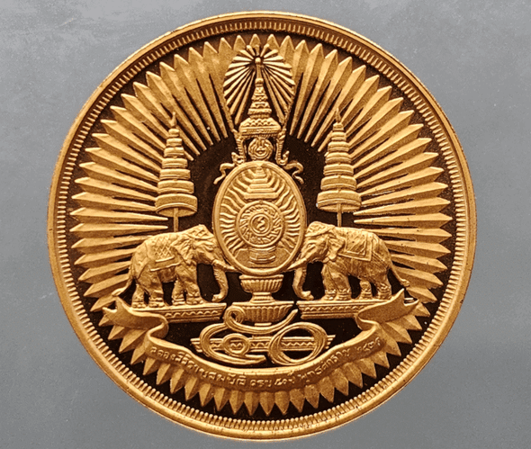 Two-sided Kanchanaphisek emblem coin, polished copper, created by Thai Airways in 1996, size 3.2 cm.