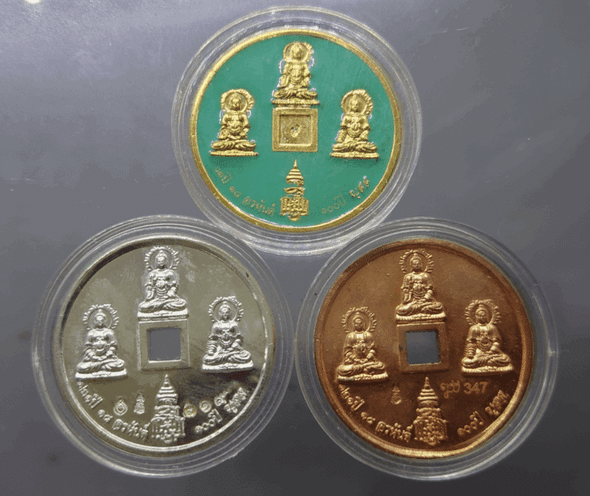 The coin of the Han Dynasty (committee set) 121 years old, 18 Arahants, 100 years old, Wat Bowon 2013, with the original oak frame from the temple.