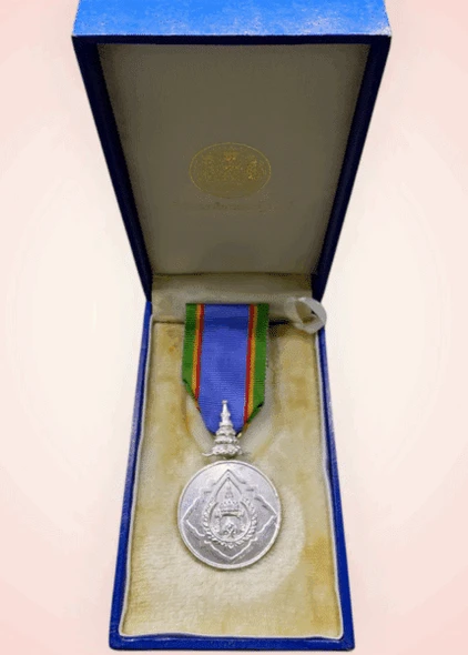 Silver Medal of the Crown of Thailand (R.N.M.) with the back of Chulachomklao Royal Military Academy, 7th Class, with ribbon and original box, male type