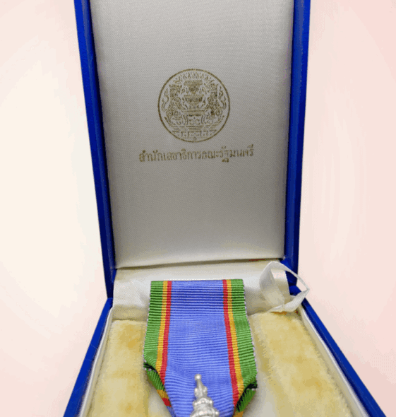Silver Medal of the Crown of Thailand (R.N.M.) with the back of Chulachomklao Royal Military Academy, 7th Class, with ribbon and original box, male type