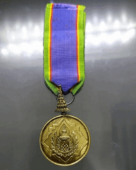 Silver Medal of the Crown of Thailand (R.N.M.) with the back of Chulachomklao Royal Military Academy, 7th Class, with a ribbon, male style