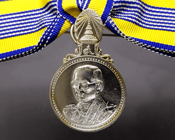 Medal decorated with ribbon, King Rama IX, commemorative of the 7th Cycle Birthday Anniversary, silver, year 2011 (female model)