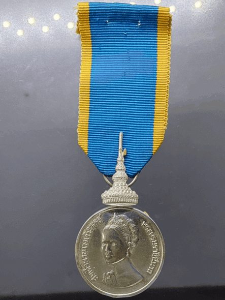 Commemorative medal decorated with ribbon, celebrating the 50th birthday of Her Majesty Queen Sirikit, 1982 (male model)
