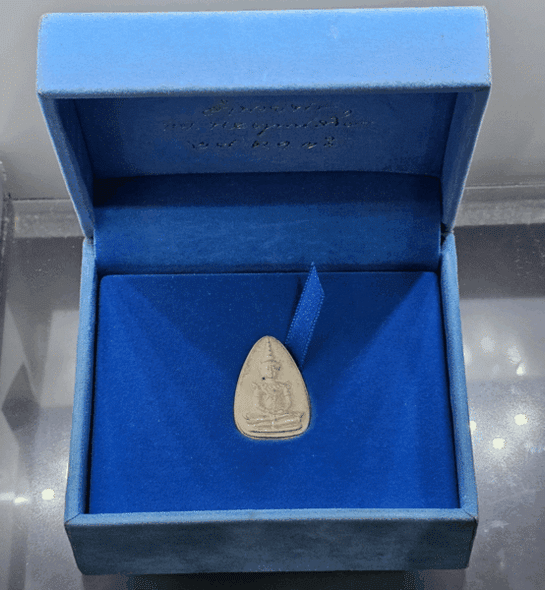Emerald Buddha, Somdej Phra Yaan Sang-Won, silver, large print, Thai Heritage, World Heritage model, created by the Pariyatti Suksa Foundation, 1993, with original box.