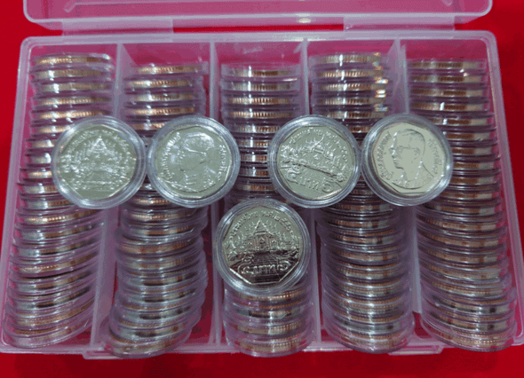 (Box of 100 coins with case) 5 baht coin, circulated in 2007, unused.