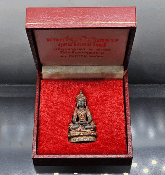 Avalokitesvara Buddha amulet, Udomphoksap model, made of 99.9% silver, plated with 3 kings, Pho Man Khunaram Temple, 1996, with original box.