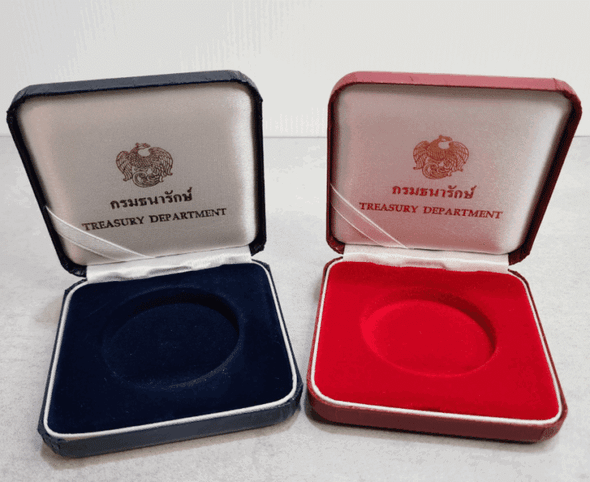 Coin box, empty box, contains 1 coin hole from the Treasury Department, available in two colors: blue and red. Leather box, beautiful condition, strong.