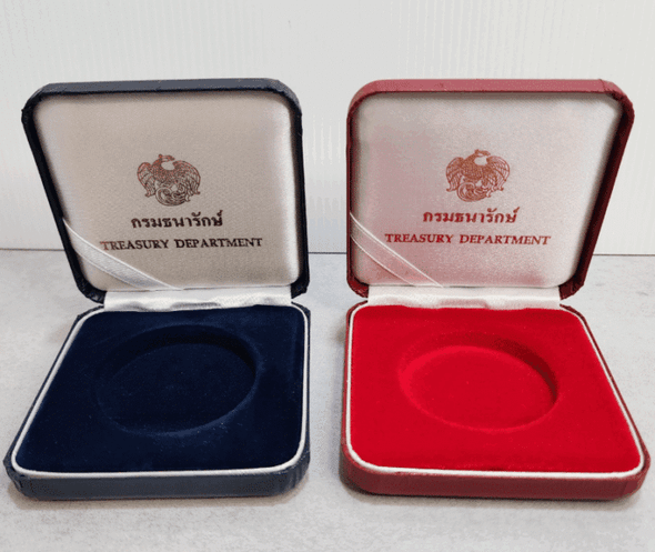 Coin box, empty box, contains 1 coin hole from the Treasury Department, available in two colors: blue and red. Leather box, beautiful condition, strong.