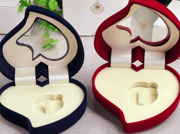 Coin box, empty box, contains 1 coin, available in 2 colors, red/blue, heart shape, beautifully designed by the Treasury Department. Product code B01-6
