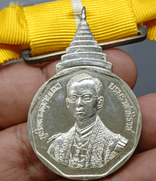 A commemorative coin decorated with a ribbon, from the Royal Coronation Ceremony of His Majesty King Rama IX, 1988. Rare, few made (female model).
