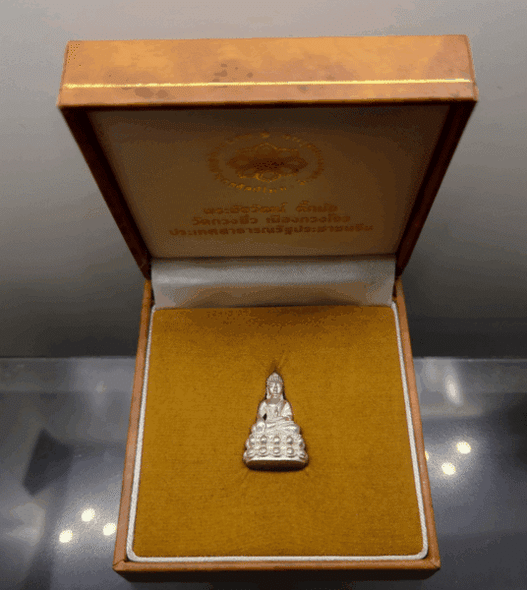 Phra Chaiwat Takmo, silver, consecrated in two major ceremonies in two countries, Thailand and China, Wat Suthat and Wat Guangxiu, Guangzhou, China, year 1994, with original box.