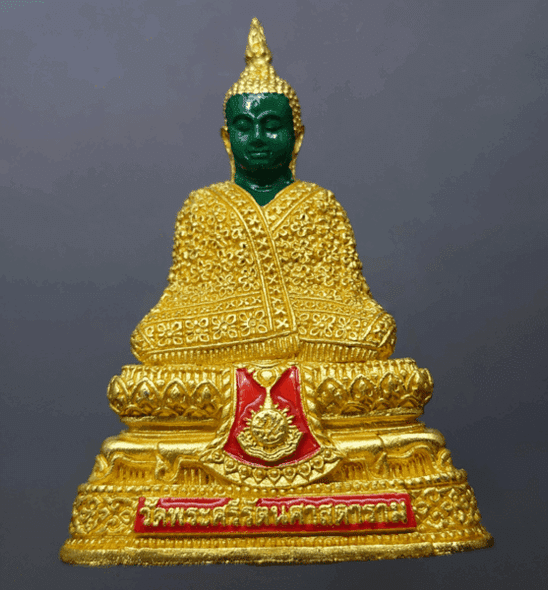 Emerald Buddha, winter style (height 6.3 cm), green-coated metal, gold-plated regalia, created by the Royal Household Bureau, consecrated at Wat Phra Sri Rattana Satsadaram in 2004, original seal, guaranteed authentic.